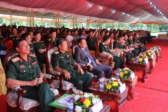 Đại sứ Việt Nam tại Lào Nguyễn Bá Hùng (thứ ba từ trái qua) tại buổi lễ gặp mặt.