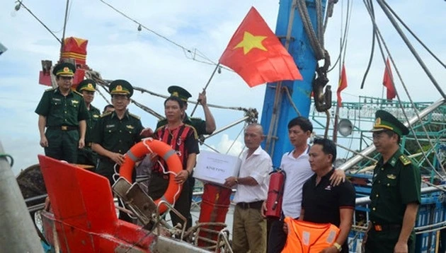 Bộ đội Biên phòng Nghệ An tặng quà ngư dân.