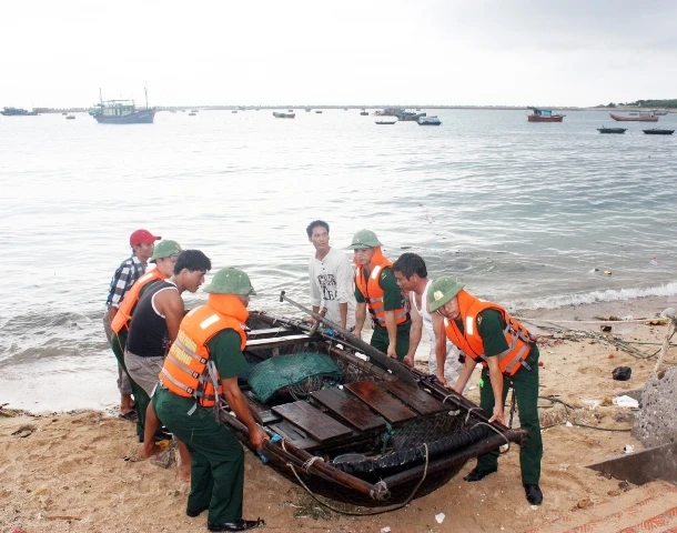 Đồn Biên phòng Đồ Sơn hướng dẫn ngư dân tránh trú bão.