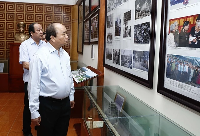 Thủ tướng Nguyễn Xuân Phúc thăm phòng trưng bày tại Khu di tích.