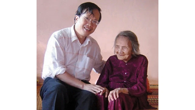 Họa sĩ, nhà điêu khắc Đinh Gia Thắng và Mẹ Thứ (ảnh chụp năm 2006).