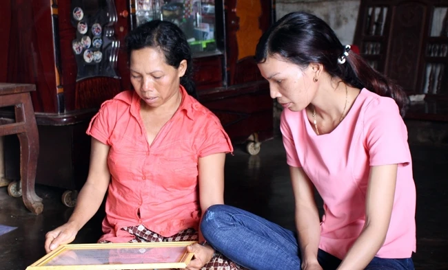 Cộng tác viên dân số H Ngach Mlô (bên trái) chia sẻ về công tác dân số.