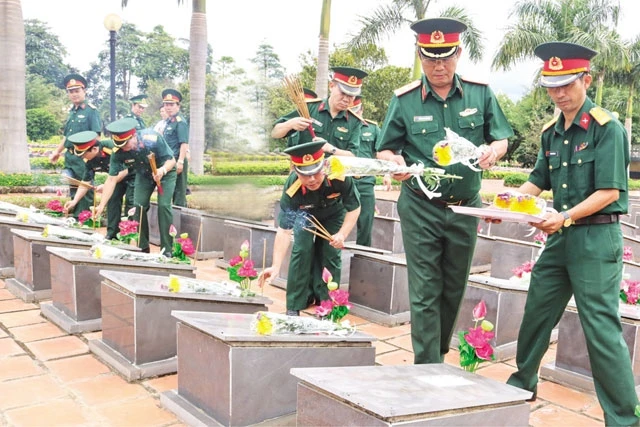 Trung tướng Trần Quang Phương (thứ hai từ phải qua) dâng hương, hoa tại Nghĩa trang liệt sĩ huyện Đức Cơ, tỉnh Gia Lai. (Ảnh: VIỆT HÙNG)