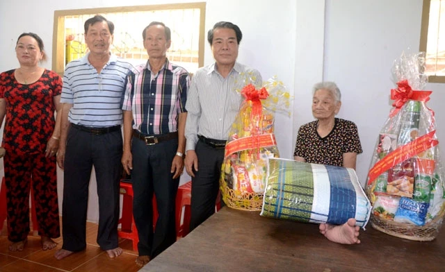 Lãnh đạo tỉnh Cà Mau thăm, tặng quà Mẹ Việt Nam Anh hùng Dương Thị Đảnh.