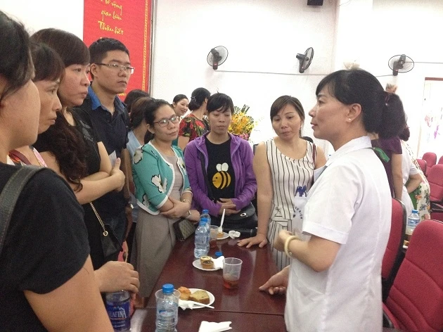 Bác sĩ Nguyễn Thị Nhã, Trưởng Trung tâm hỗ trợ sinh sản BV Bưu điện tư vấn cho các cặp vợ chồng hiếm muộn.