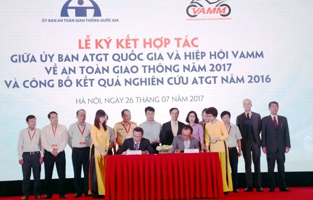 Lãnh đạo Ủy ban ATGT Quốc gia và VAMM ký chương trình phối hợp.