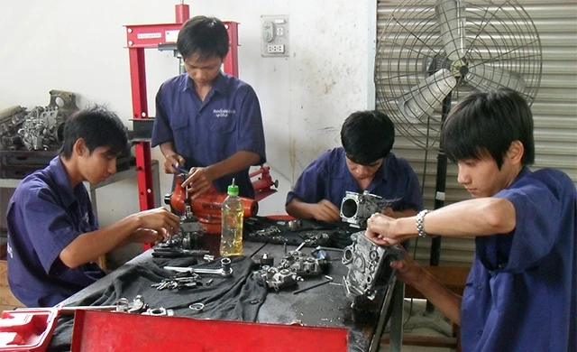 Các học viên Trường dạy nghề tỉnh Hậu Giang thực hành nghề sửa chữa ô-tô.