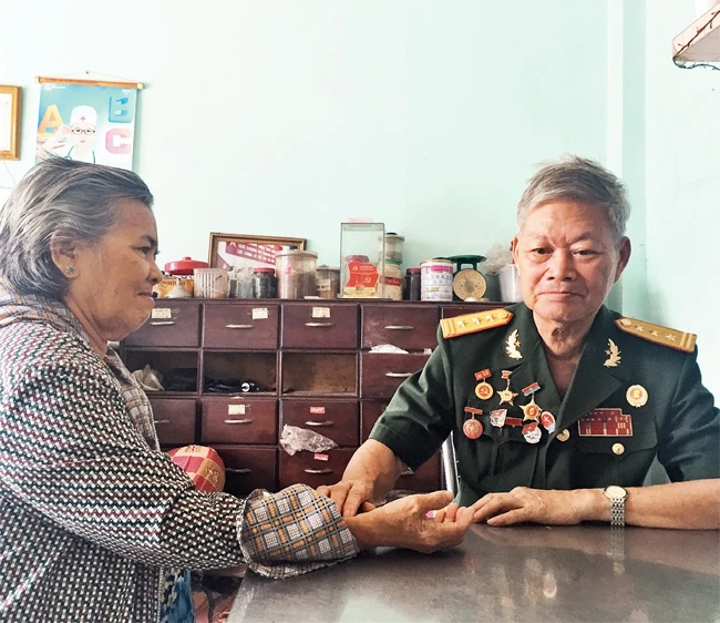 Thương binh hạng 4/4, lương y Huỳnh Thanh Tấn thường xuyên khám bệnh, bốc thuốc miễn phí cho người nghèo.