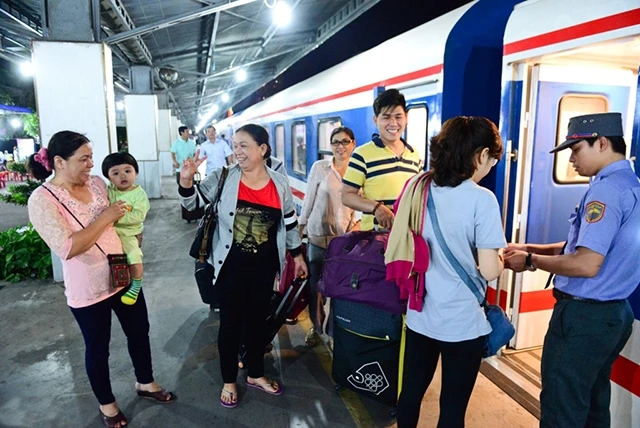 Hành khách làm thủ tục lên tàu chất lượng 5 sao tuyến Sài Gòn - Nha Trang. Ảnh: TÙNG TIN