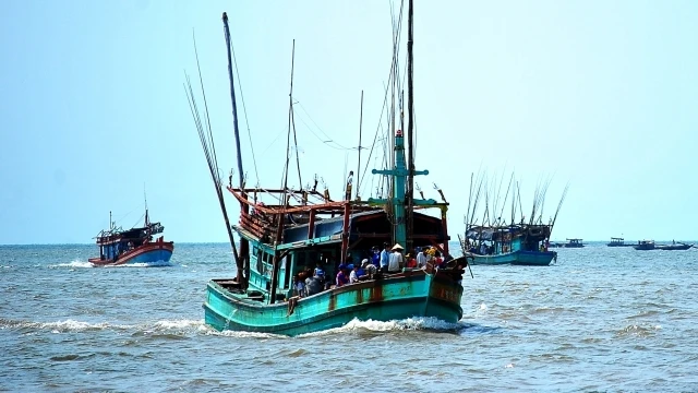 Bộ đội Biên phòng Cà Mau huy động tàu cá ngư dân ra biển tham gia cứu hộ, cứu nạn.