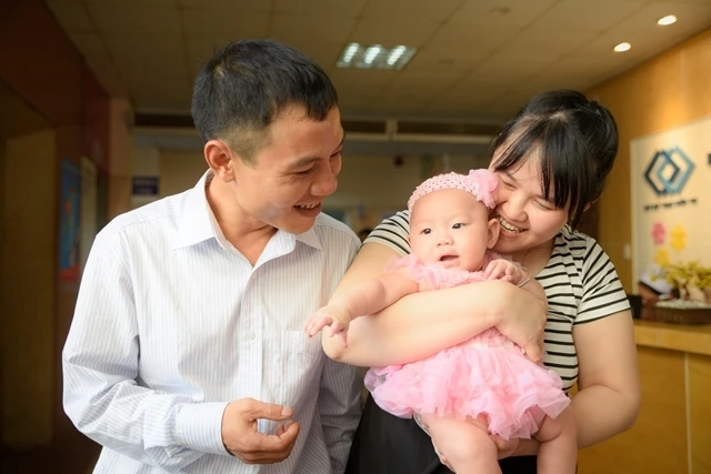 Vợ chồng anh Trần Đức Thanh, chị Đỗ Hoài Thu có bé gái đầu tiên nhờ trữ trứng đông lạnh.