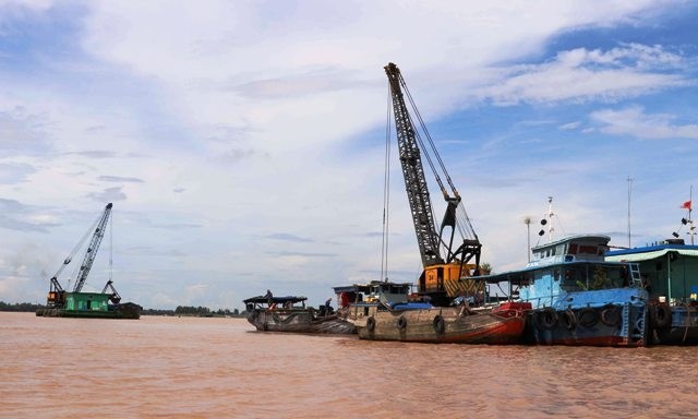 Phương tiện khai thác cát và sà lan dày đặc tại khu vực Cồn Thường Thới Tiền, huyện Hồng Ngự, tỉnh Đồng Tháp.