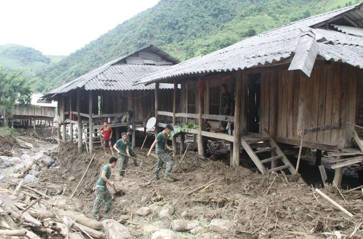 Cán bộ, chiến sĩ LLVT giúp nhân dân bản Hua Nặm khắc phục hậu quả thiên tai. (Ảnh: NGỌC THUẤN)