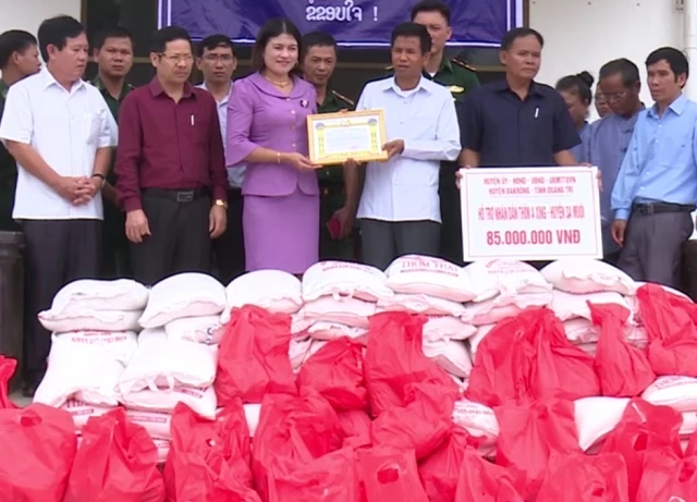 Lãnh đạo huyện Đakrông (Quảng Trị) trao quà hỗ trợ các hộ dân bị hỏa hoạn ở bản A Xing, huyện Sa Muội, tỉnh Sa La Van (Lào).