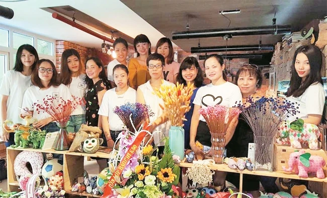 Chị Nguyễn Thị Đính (người thứ hai từ phải sang) cùng các em khiếm thính là nhân viên Công ty Kym Việt.