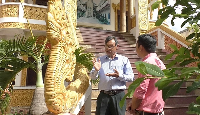 Nghệ nhân Lý Lết (bên trái) người xây chùa Khmer nổi tiếng ở Tây Nam Bộ.