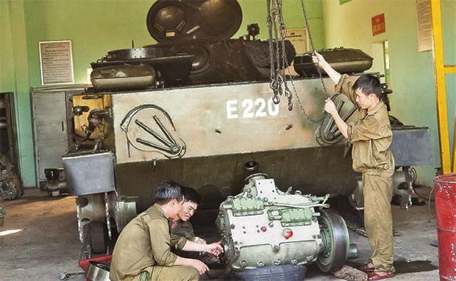 Bộ đội Lữ đoàn Tăng - Thiết giáp 574 (Quân khu 5) bảo dưỡng máy móc, trang thiết bị trong ngày kỹ thuật.