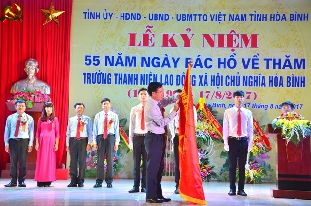 Thay mặt Đảng và Nhà nước, đồng chí Võ Văn Thưởng tặng Huân chương Lao động hạng Ba cho nhà trường.