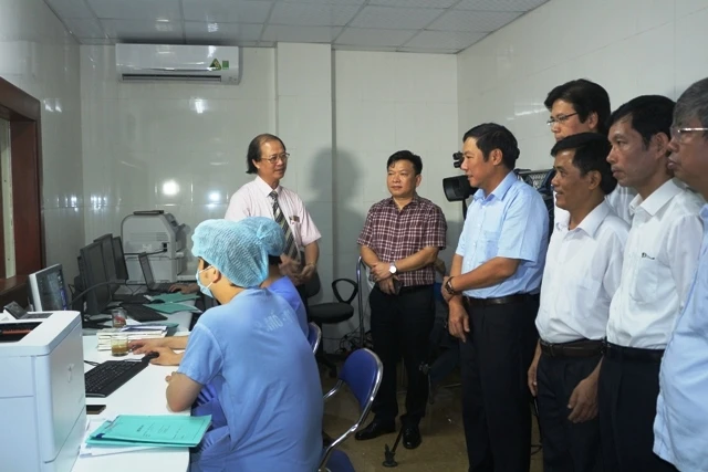Lãnh đạo tỉnh Hà Nam tham quan đơn vị tim mạch can thiệp Bệnh viện đa khoa tỉnh Hà Nam.