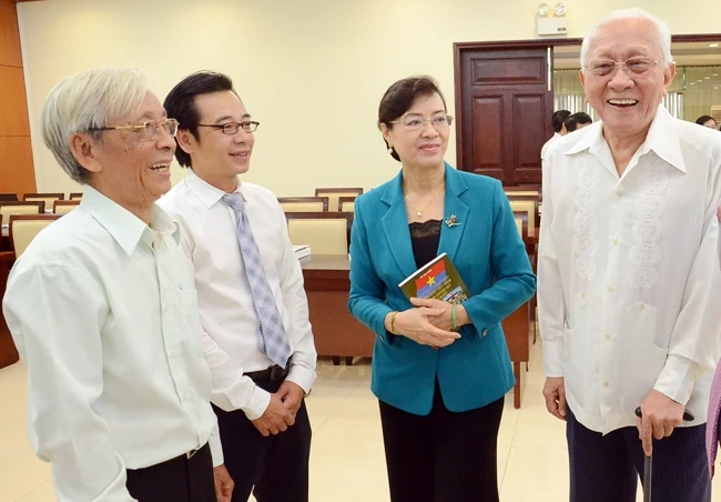 Lãnh đạo TP Hồ Chí Minh trao đổi với các thế hệ đảng viên trong gia đình đồng chí Phạm Văn Chiêu.
