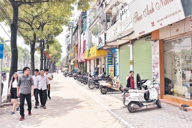 Các cửa hàng kinh doanh để xe đúng nơi quy định, không lấn chiếm vỉa hè trên phố Lê Quang Đạo. Ảnh: MINH HÀ