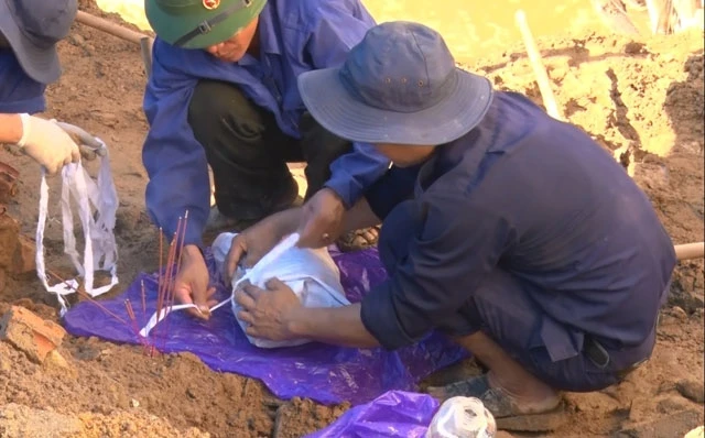Hài cốt liệt sĩ được tìm thấy trong hố chôn tập thể ở Quảng Trị.