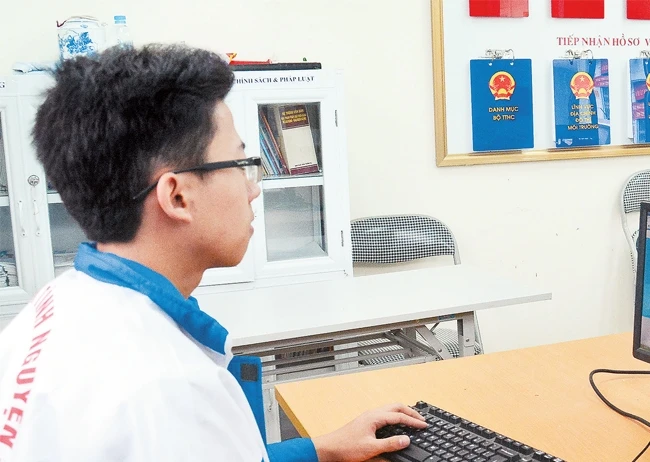 Các "công dân điện tử" tại tổ 6, phường Hạ Đình, quận Thanh Xuân được đào tạo sử dụng thành thạo máy vi tính để thực hiện các dịch vụ công trực tuyến ngay tại khu dân cư.Ảnh: ĐĂNG ANH