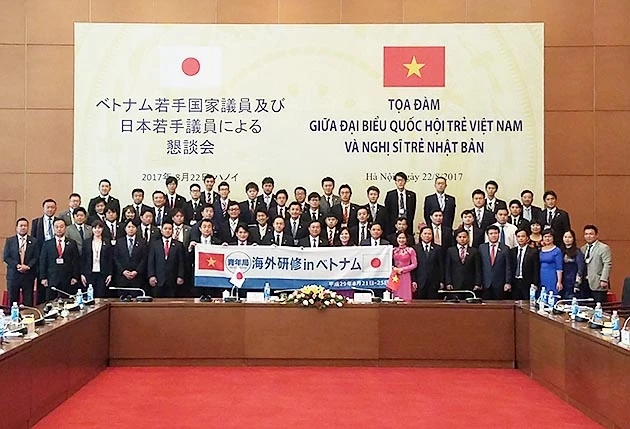 Các đại biểu Quốc hội trẻ Việt Nam và nghị sĩ trẻ Nhật Bản chụp ảnh lưu niệm tại Nhà Quốc hội.