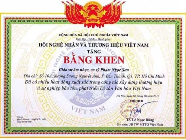 Hội Nghệ nhân và thương hiệu Việt Nam trao bằng khen “Giáo sư âm nhạc” cho ca sĩ Hồng Sơn gây tranh cãi.