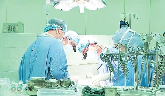 Mổ nội soi và ít xâm lấn tim mạch tại Bệnh viện Đại học Y Dược TP Hồ Chí Minh.