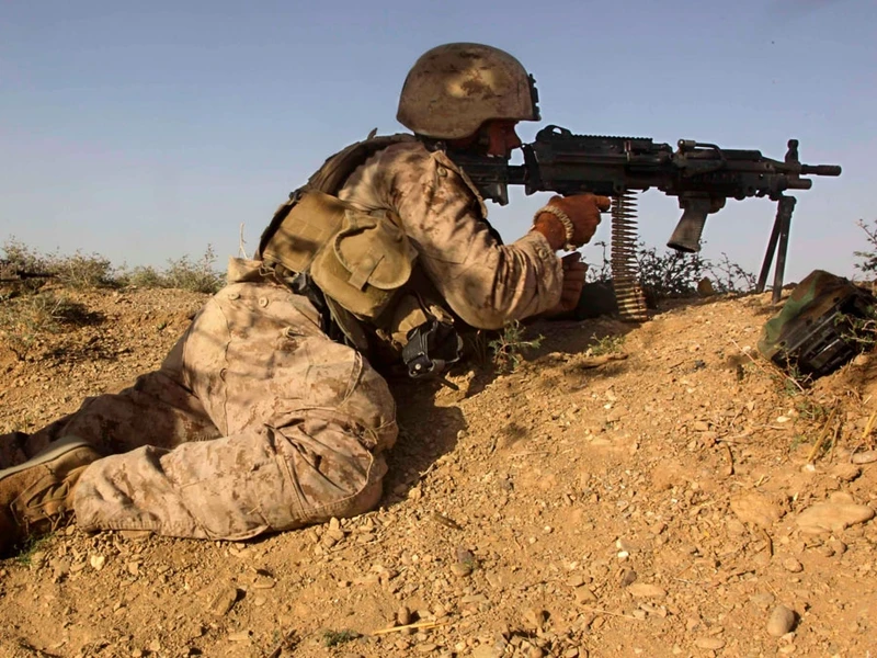Hạ sĩ Thủy quân Lục chiến Mỹ Will Betz đang ngắm bắn vào vị trí của Taliban sau khi bị tấn công trong lúc đi tuần ở tỉnh Helmand, Afghanistan ngày 28-8-2009. (Ảnh: AP)