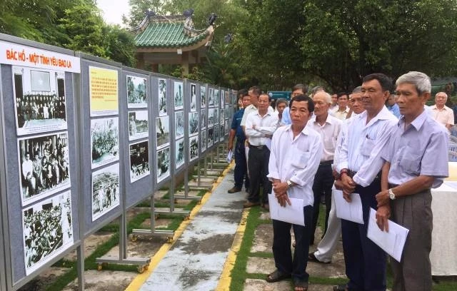 Các đại biểu tham quan triển lãm tại Văn Miếu Trấn Biên.
