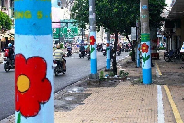 Cột điện được vẽ hoa ở quận 11, TP Hồ Chí Minh.