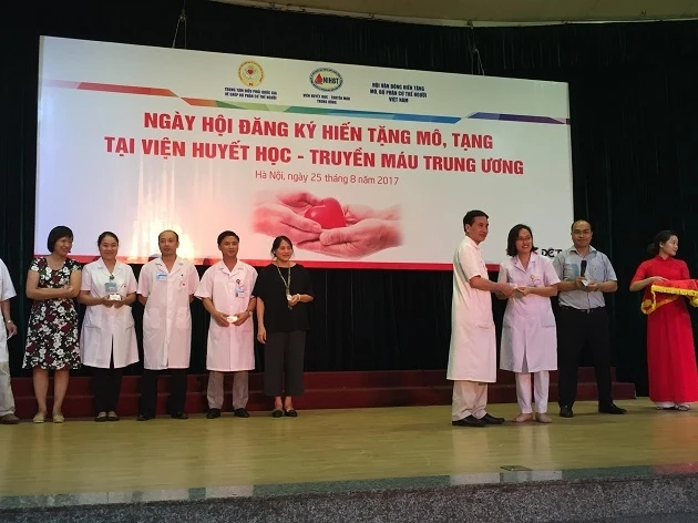 GS.TS Trịnh Hồng Sơn trao thẻ ghi nhận đăng ký hiến tặng mô, tạng cho cán bộ y tế tại Viện Huyết học - Truyền máu T.Ư.
