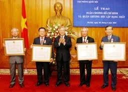 Trao tặng lãnh đạo Quốc hội Huân chương Hồ Chí Minh, Huân chương Ðộc lập hạng nhất