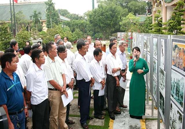 Người dân xem triển lãm ảnh "Chủ tịch Hồ Chí Minh trong lòng dân tộc và bạn bè quốc tế". Ảnh: VÕ TUYÊN
