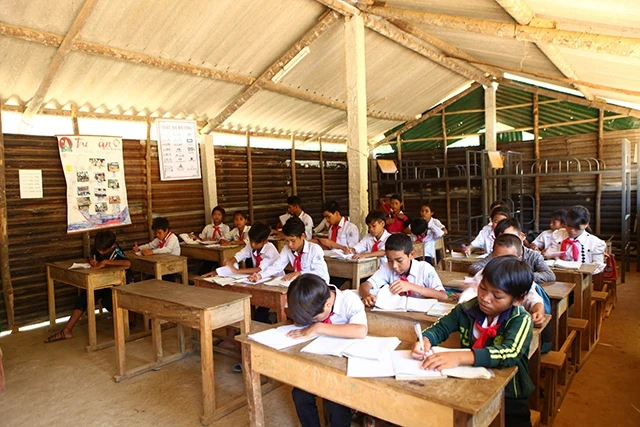 Lớp học tạm của Trường phổ thông Dân tộc bán trú THCS Trà Thanh, huyện Tây Trà (Quảng Ngãi). Ảnh: QUÝ TRUNG