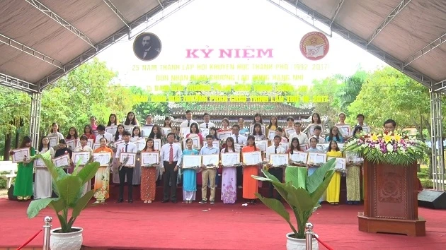 Lãnh đạo TP Tam Kỳ trao Giải thưởng Phan Châu Trinh cho các em học sinh, sinh viên có thành tích cao trong học tập.