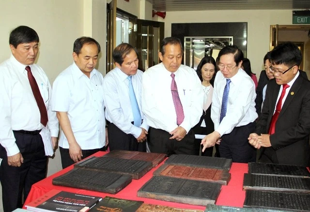 Phó Thủ tướng Trương Hòa Bình (thứ tư, bên trái) tham quan khu trưng bày Mộc bản triều Nguyễn tại Trung tâm Lưu trữ Quốc gia IV.