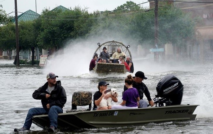 Người dân được cứu hộ bằng thuyền tại thành phố Dickinson, bang Texas, Mỹ, ngày 27-8-2017. (Ảnh: Reuters)