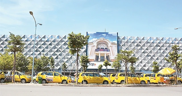 Bãi đậu xe bảy tầng tại sân bay Tân Sơn Nhất đã giải quyết một lượng lớn nhu cầu gửi xe tại khu vực.