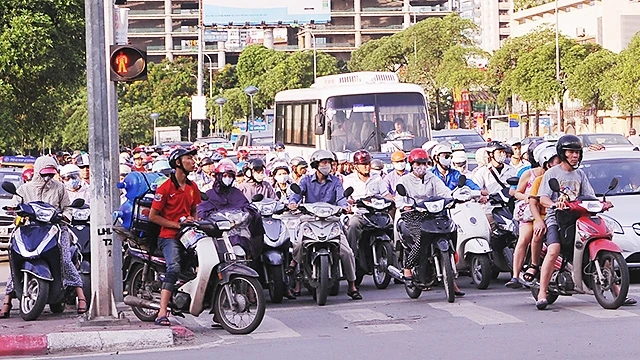 Hiện mỗi ngày Hà Nội có khoảng 12 triệu lượt đi lại, phương tiện chủ yếu là xe máy. Ảnh: LAM ANH