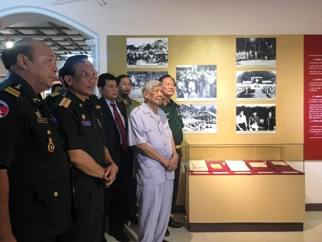 Đồng chí Lê Khả Phiêu, nguyên Tổng Bí thư Ban Chấp hành Trung ương Đảng tham quan triển lãm.