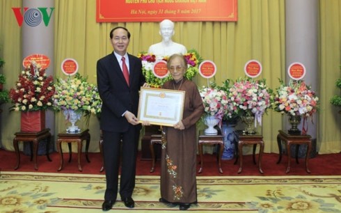 Chủ tịch nước Trần Đại Quang trao tặng huy hiệu 70 năm tuổi Đảng cho đồng chí Nguyễn Thị Bình (Ảnh: VOV).