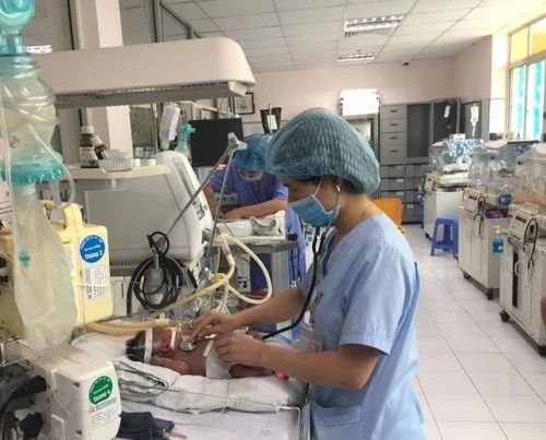 Bác sĩ Hà đang thăm khám cho một bệnh nhi viêm phổi do nhiễm virus RSV.