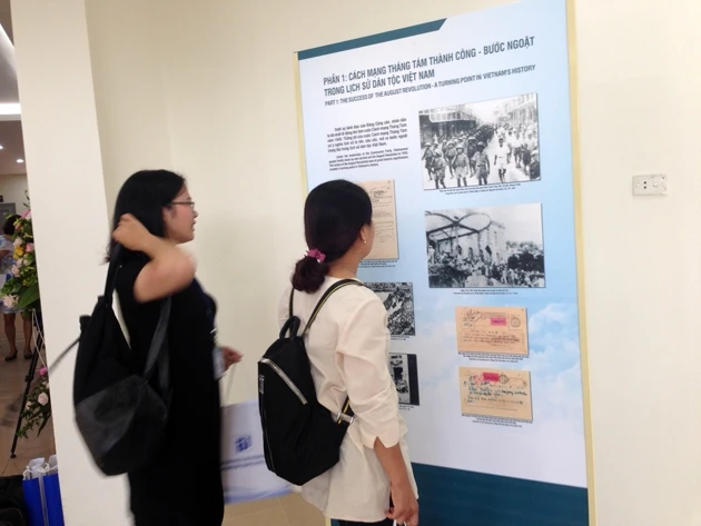  Trưng bày Tập Sắc lệnh của Chủ tịch Hồ Chí Minh năm 1945-1946 và mộc bản triều Nguyễn