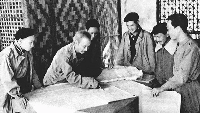 Chủ tịch Hồ Chí Minh họp với Thường vụ Trung ương Đảng quyết định mở Chiến dịch Biên giới 1950. Ảnh tư liệu