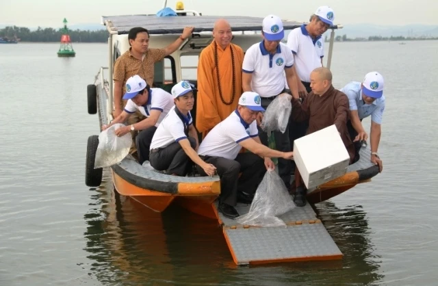 Lãnh đạo Bộ NN&PTNT, T.Ư Giáo hội phật giáo Việt Nam và UBND tỉnh TT-Huế tiến hành thả tôm giống tái tạo nguồn lợi trên phá Tam Giang.