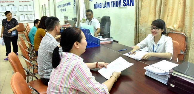 Giải quyết thủ tục hành chính cho người dân tại Văn phòng một cửa UBND phường Đại Kim, quận Hoàng Mai (Hà Nội).Ảnh: Đăng Khoa