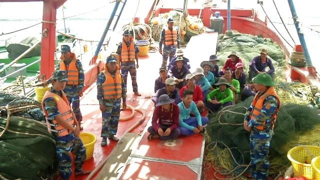 Bộ đội Biên phòng tỉnh Quảng Trị kiểm tra tàu cá vi phạm.